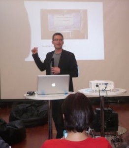 Matt Waite durante su charla para Hack Hackers en Movistar Innova.