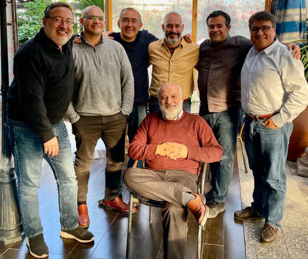 Desde la izquierda: Rodrigo Guaiquil, Felipe Mancini, Manuel Contreras, Javier Fernández, Javier Velasco y Jorge Barahona. Sentado, Juan Carlos Camus.