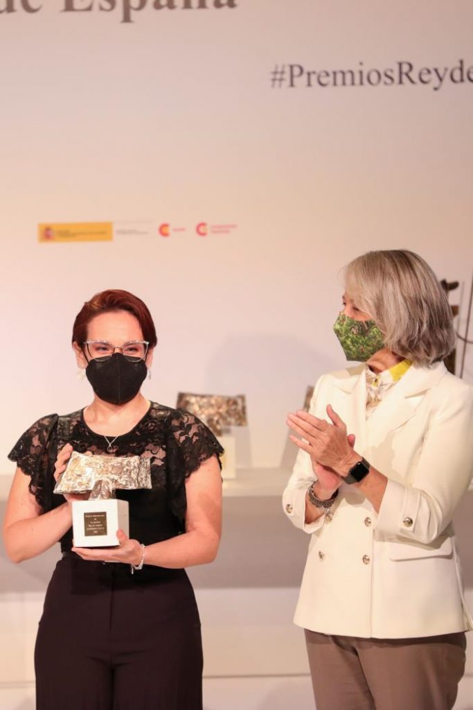 Tania Opazo recibe el premio en España.
