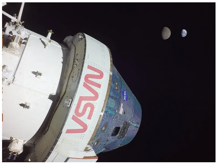 En la foto de la Nasa se ve la nave Orión en el espacio, más allá de la Luna y la Tierra