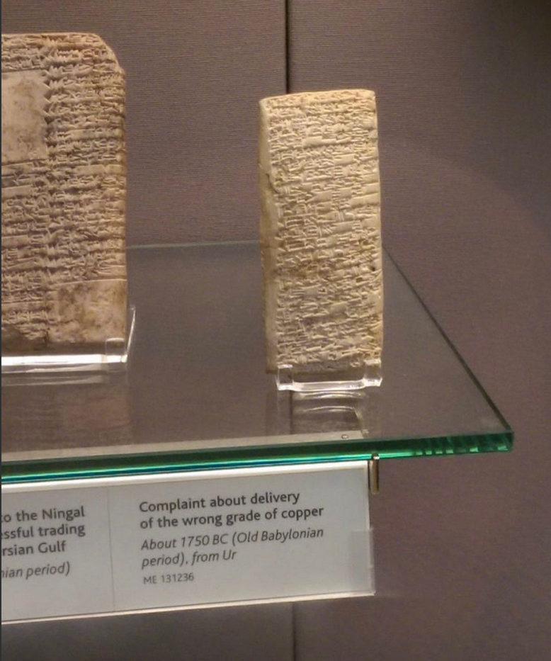 La tableta de arcilla del museo con los reclamos del cliente.
