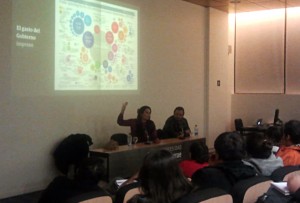 Mariana Santos en su charla en la Universidad Finis Terrae, junto a Miguel Paz