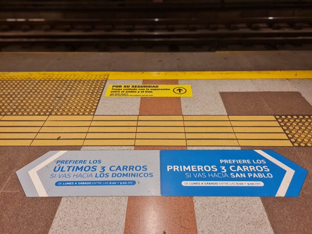 Letrero con indicaciones en el Metro de Santiago